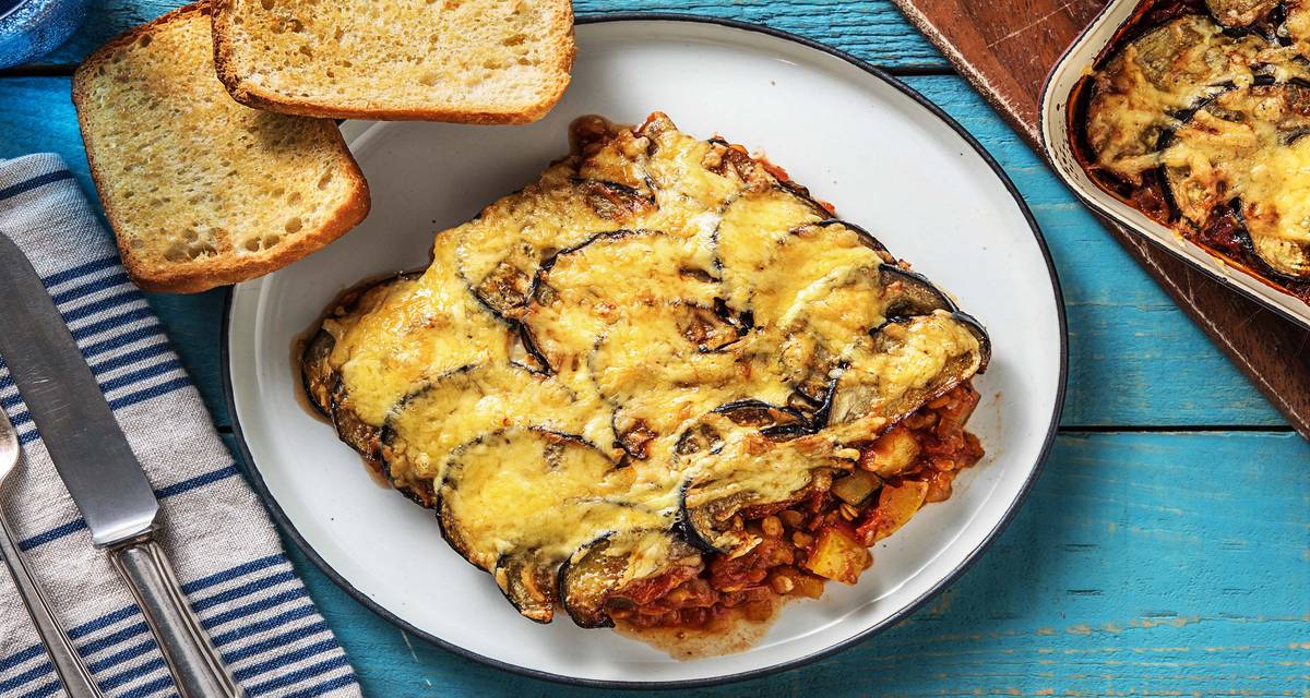Moussaka aux légumes Avec des lentilles corail, de la courgette et du pain à l'ail