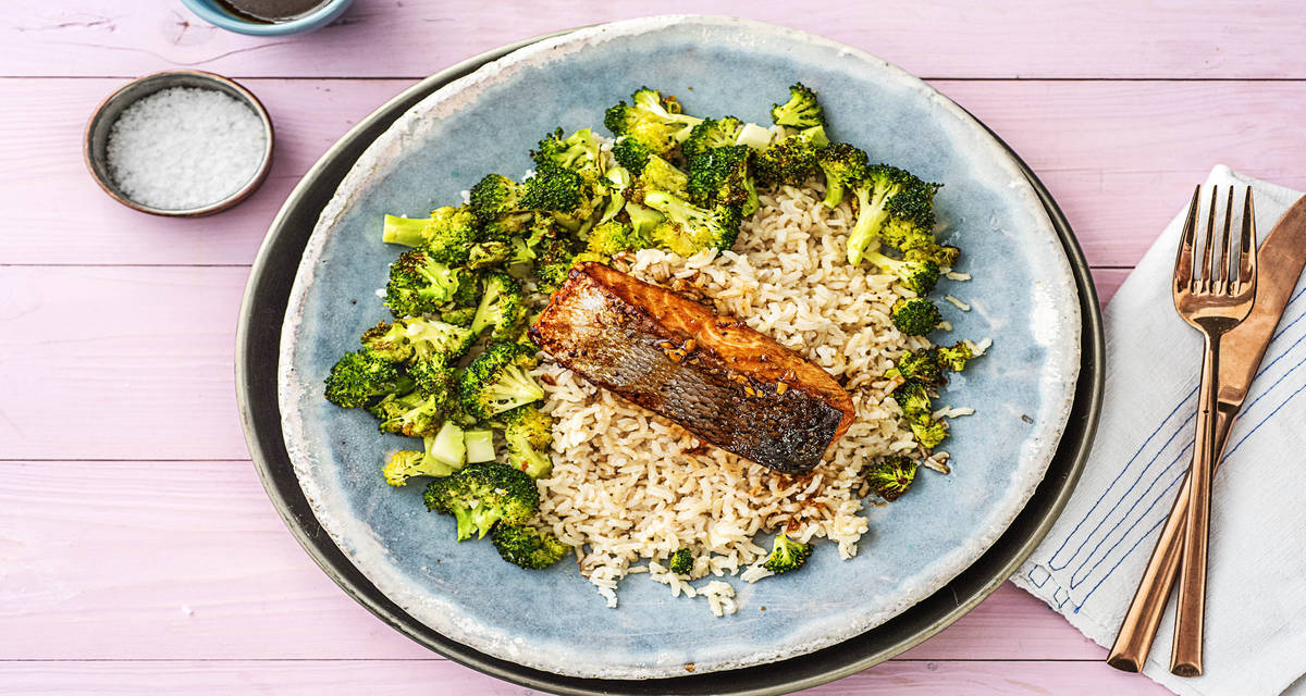 Saumon dans une marinade sucrée et piquante Avec du brocoli à l’ail et du riz cargo