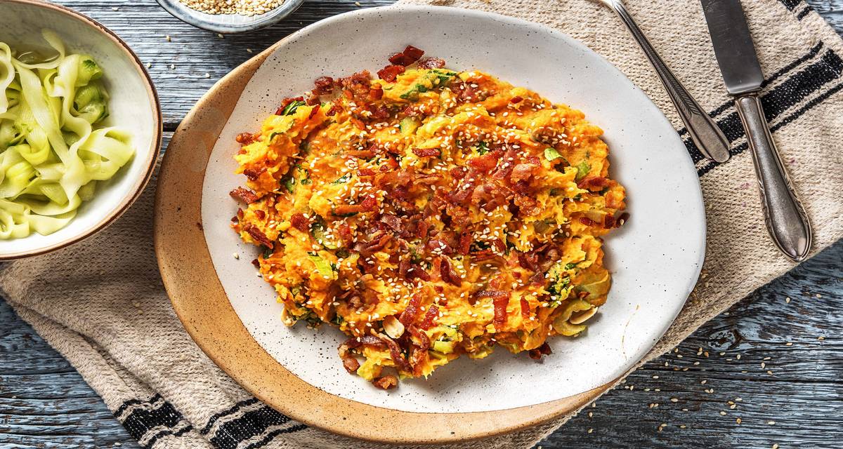 Purée de pak-choï, lardons et piment rouge Avec des graines de sésame, de la sauce soja et du concombre aigre-doux