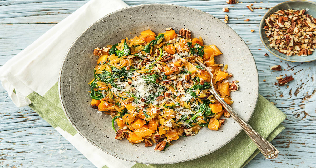 Orzo à la courge, aux épinards et au grana padano Avec des noix de pécan et du thym frais