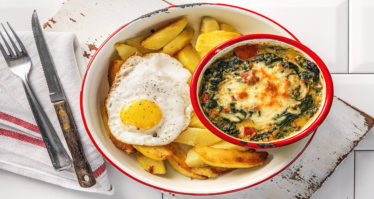 Gratin d’épinards crémeux et œuf au plat Avec des pommes de terre rissolées