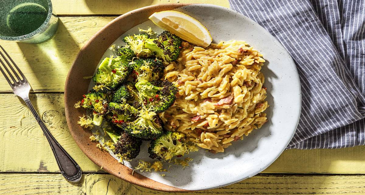 Orzo alla carbonara Avec des brocolis rôtis piquants
