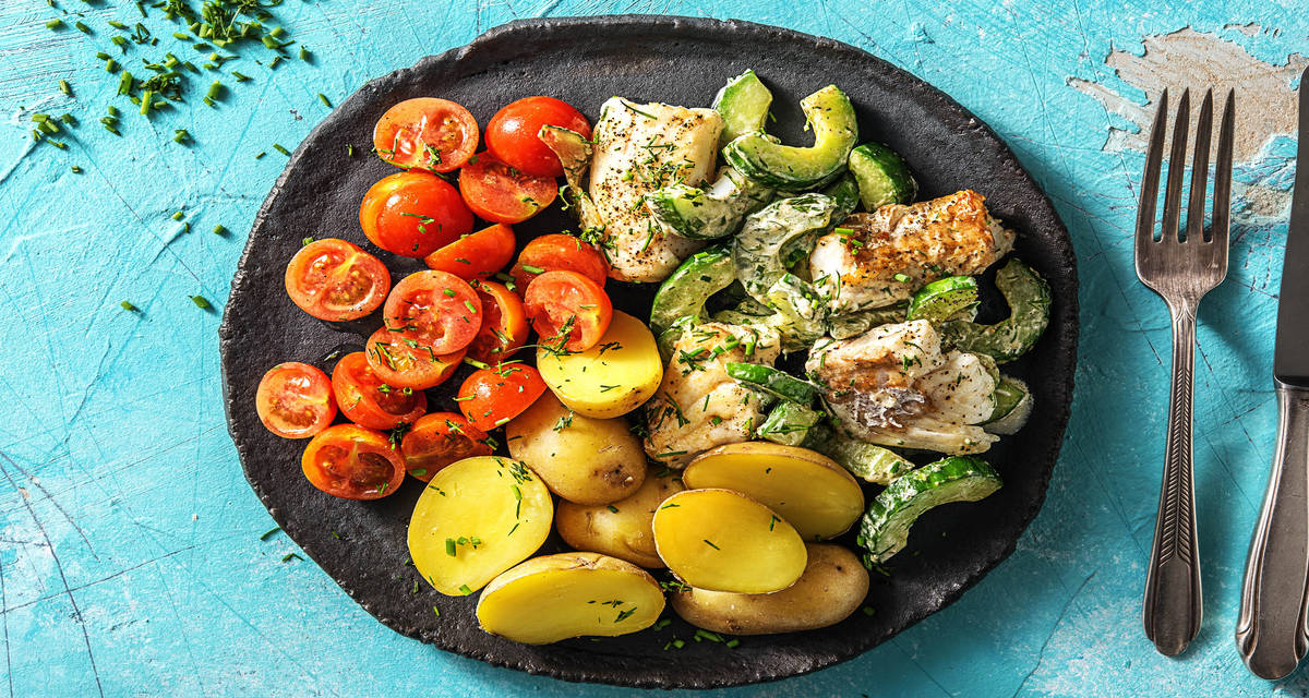 Églefin et fromage frais aux fines herbes maison Avec du concombre sauté, des pommes de terre et des tomates-cerises