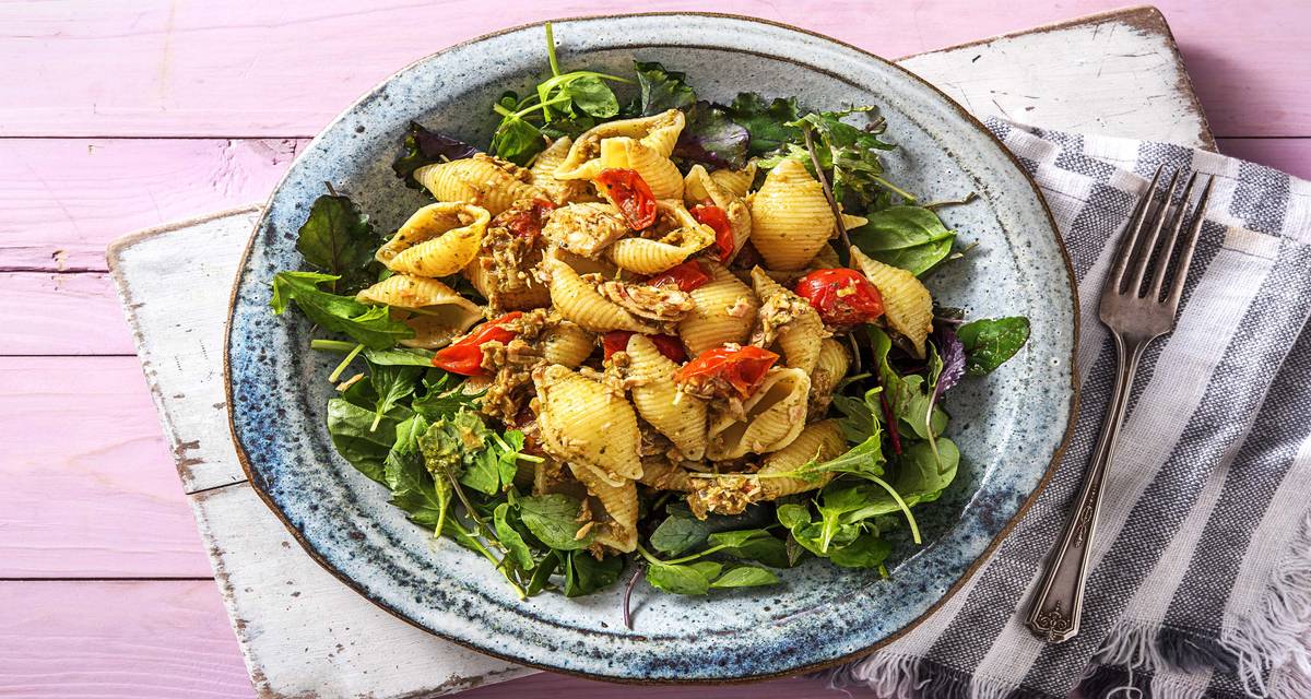 Conchiglie sauce au pesto et au thon Avec des tomates cerises et un mélange de salades