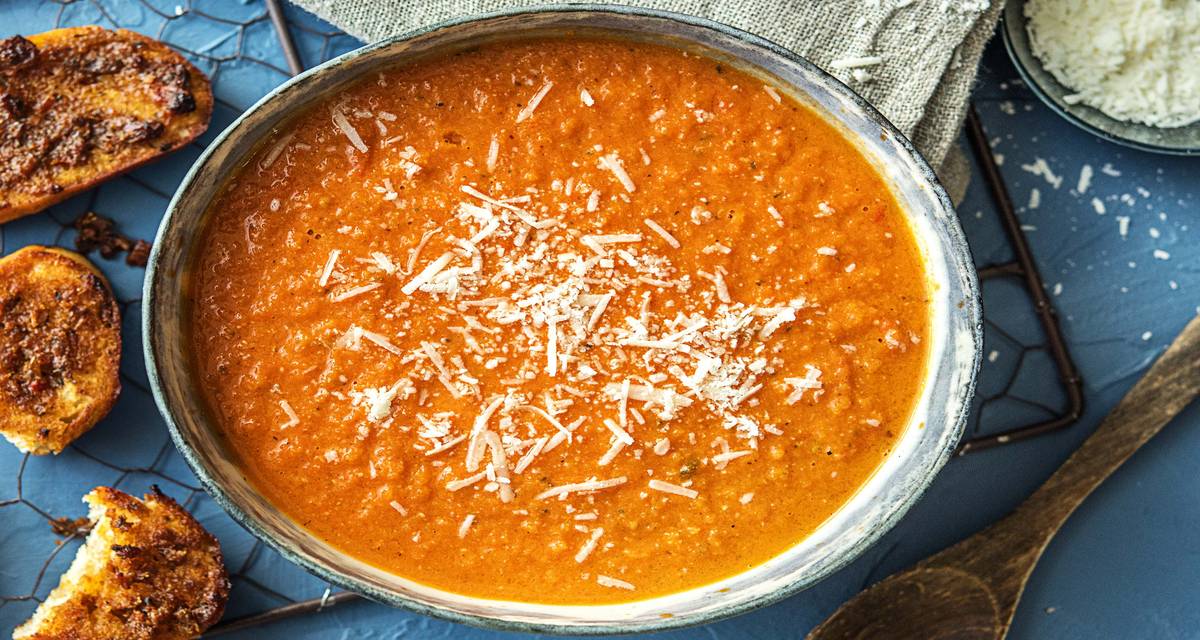 Soupe de tomate et bruschettas au pesto de poivron Avec du grana padano