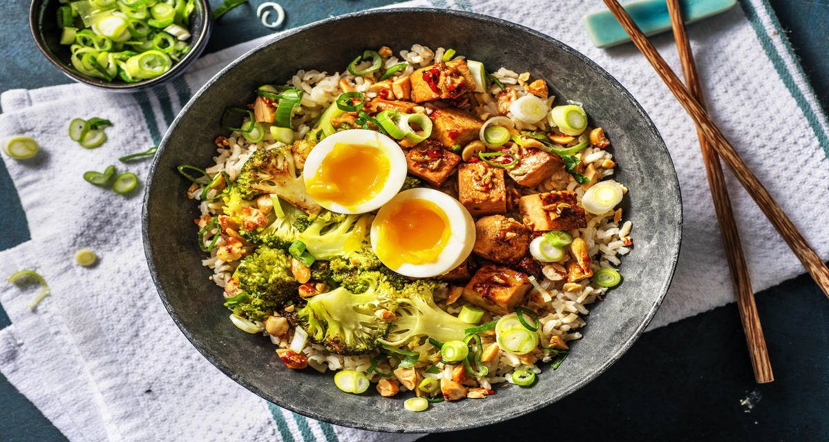 Tofu mariné Avec du riz et du brocoli à l'ail
