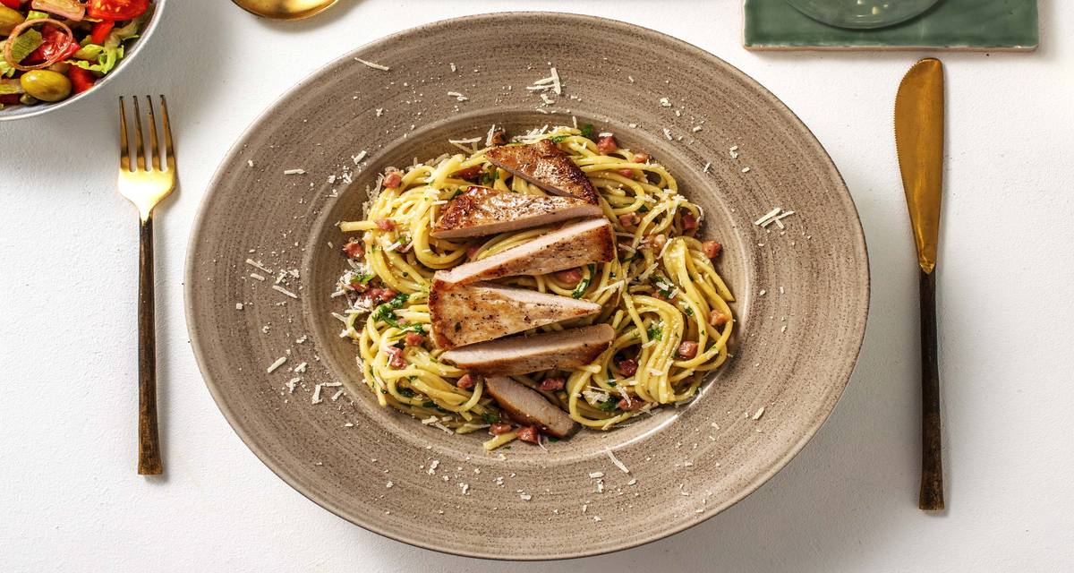 Spaghetti alla Carbonara au filet de porc Avec des lardons, du persil plat et une salade