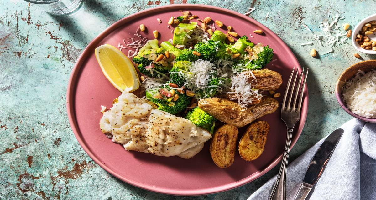 Brocoli croquant et cabillaud poêlé Avec des pommes de terre, du grana padano et des pignons de pin
