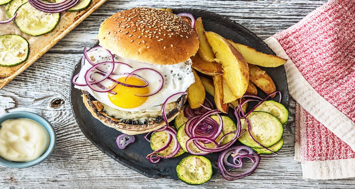 Burger de portobello avec un œuf au plat Avec des pommes de terre et des courgettes grillées