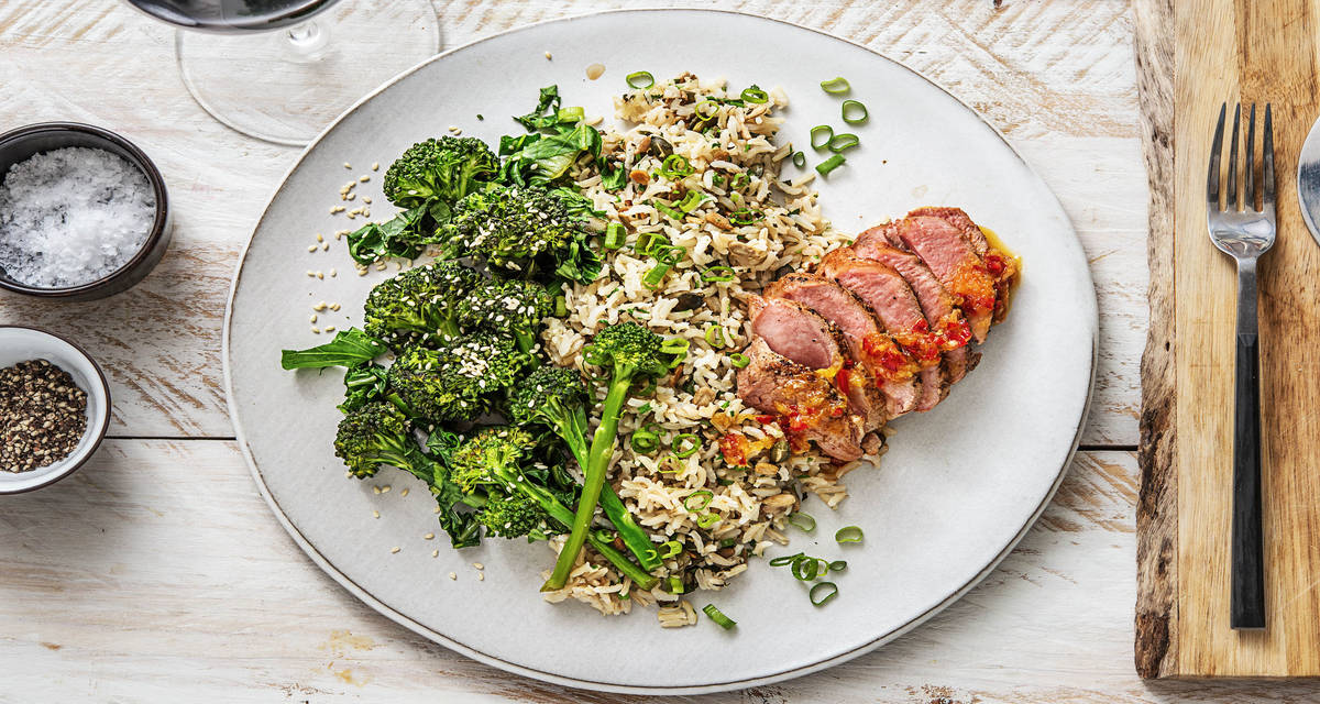 Filet mignon dans une sauce piquante et douce Avec du riz aux graines et aux herbes, des bimis croquants et du pak-choï