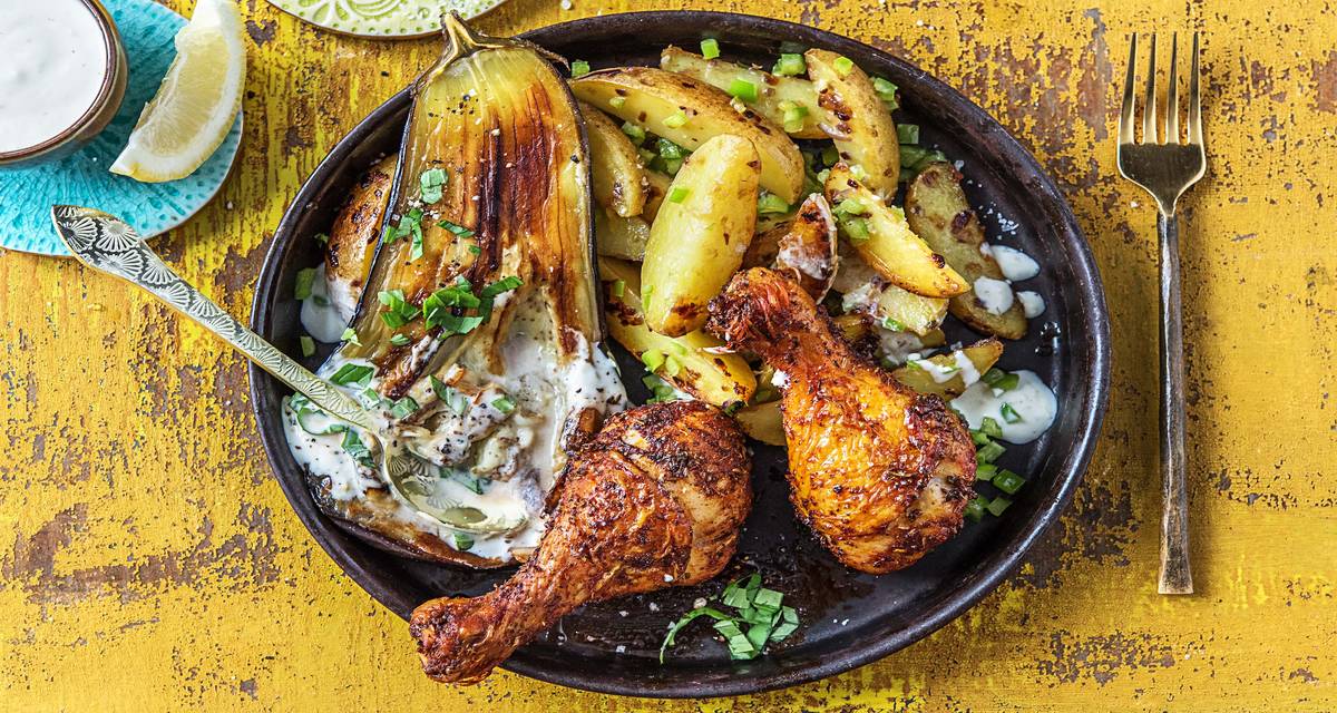 Aubergine rôtie et pilons de poulet Accompagnés de pommes de terre rissolées et sauce lebné