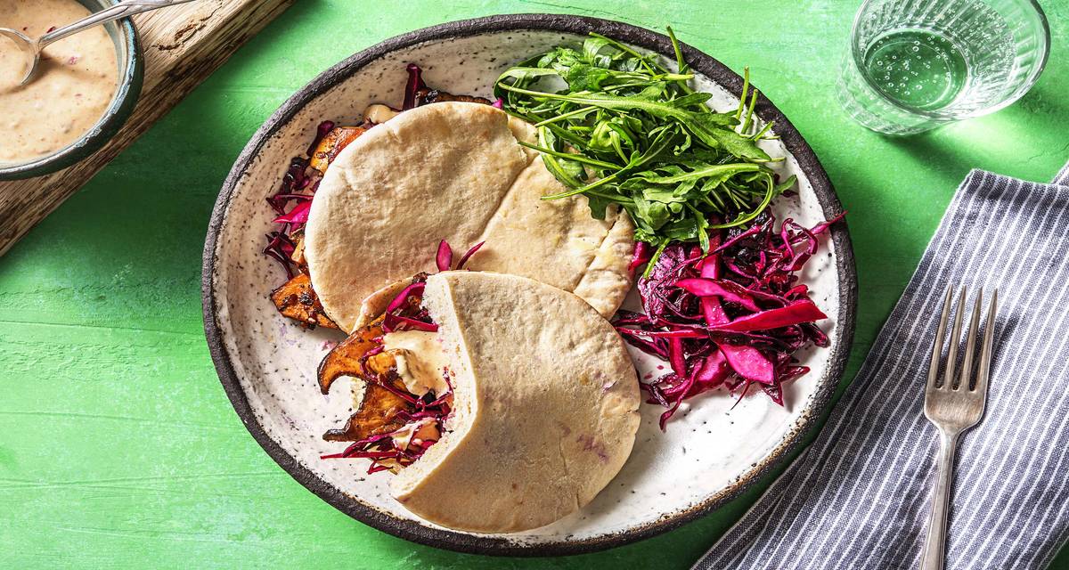 Shawarma vegetarien épicé aux pleurotes du roi Accompagné de chou rouge et d'une mayonnaise au yaourt et au curry