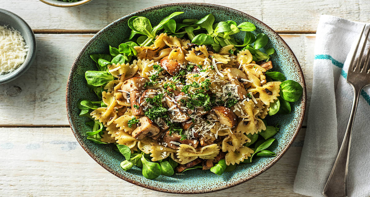 Farfalle et pesto aux champignons des bois Avec des champignons blonds, de la mâche et du pecorino