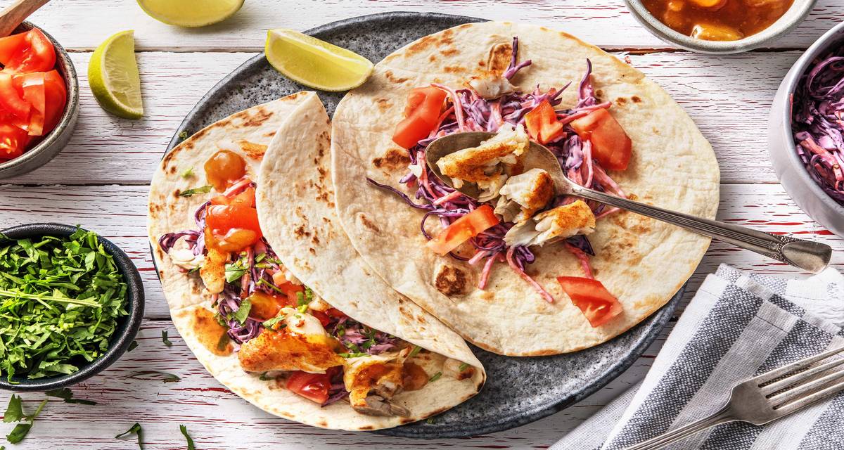 Tacos au poisson et chutney de mangue Accompagnés d’une salade salade de chou et carotte