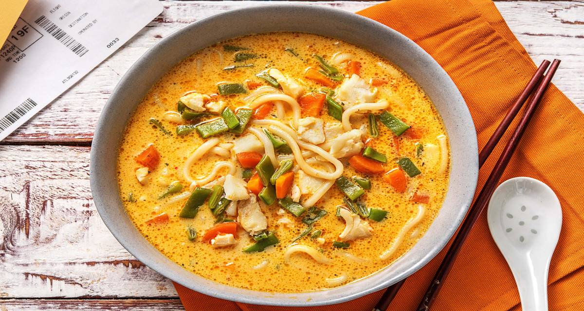 Soupe de nouilles épicée à l'églefin Avec du lait de noix de coco crémeux