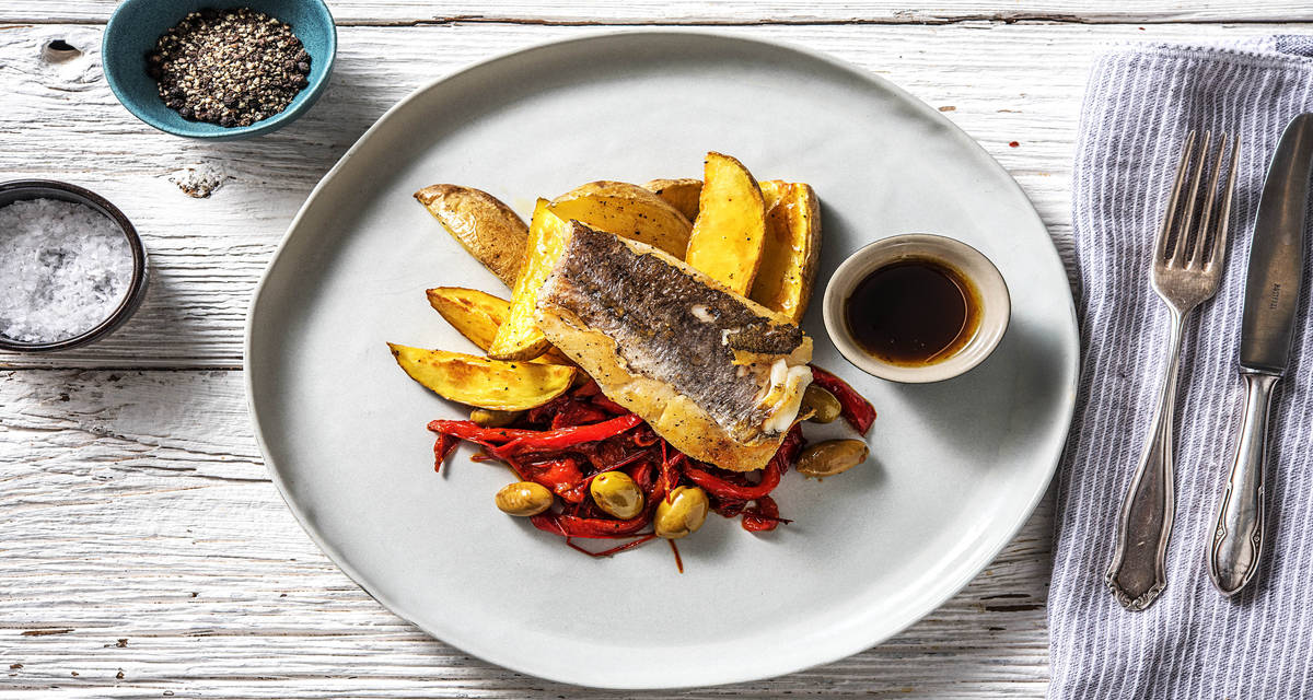 Filet de merlu et poivrons aigres-doux Accompagnés de pommes de terre rissolées et d’olives