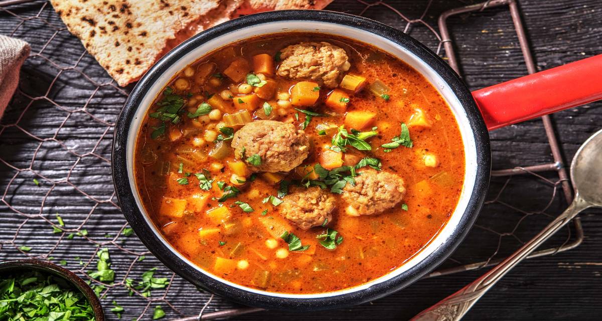Soupe façon Harira Préparée avec des boulettes de porc et du couscous perlé