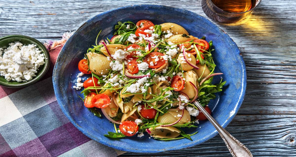 Salade de pâtes conchiglie à la crème de basilic et feta Avec de la roquette et des tomates cerises