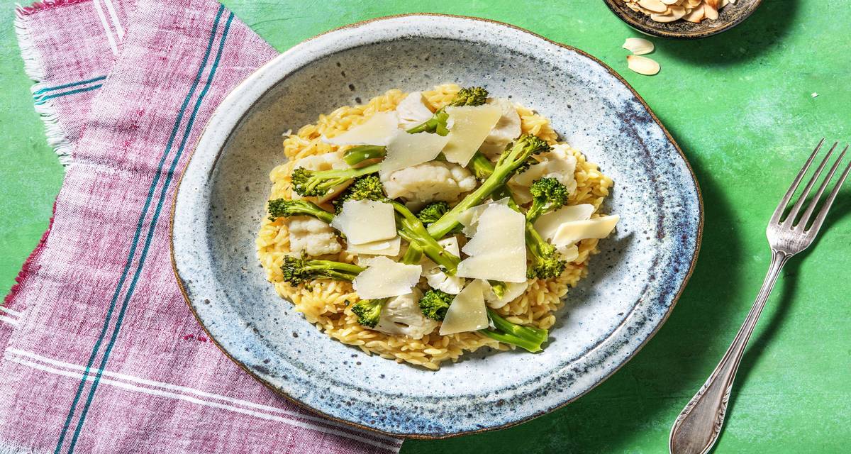 Orzo au chou-fleur et aux bimis grillés Garni de thym citron frais et d'amandes effilées