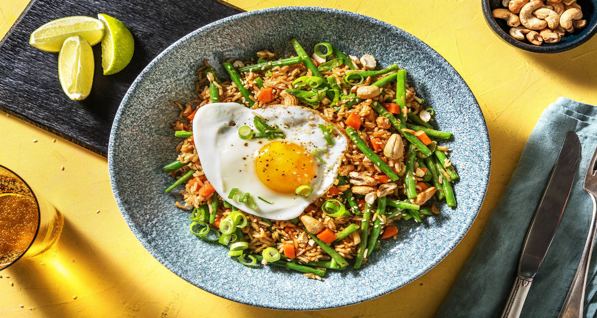 Riz sauté aux légumes et œuf au plat Garni de noix de cajou croquantes