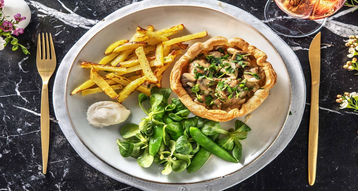 Vol-au-vent au poulet et aux boulettes de viande Accompagné de frites au four et de salade verte