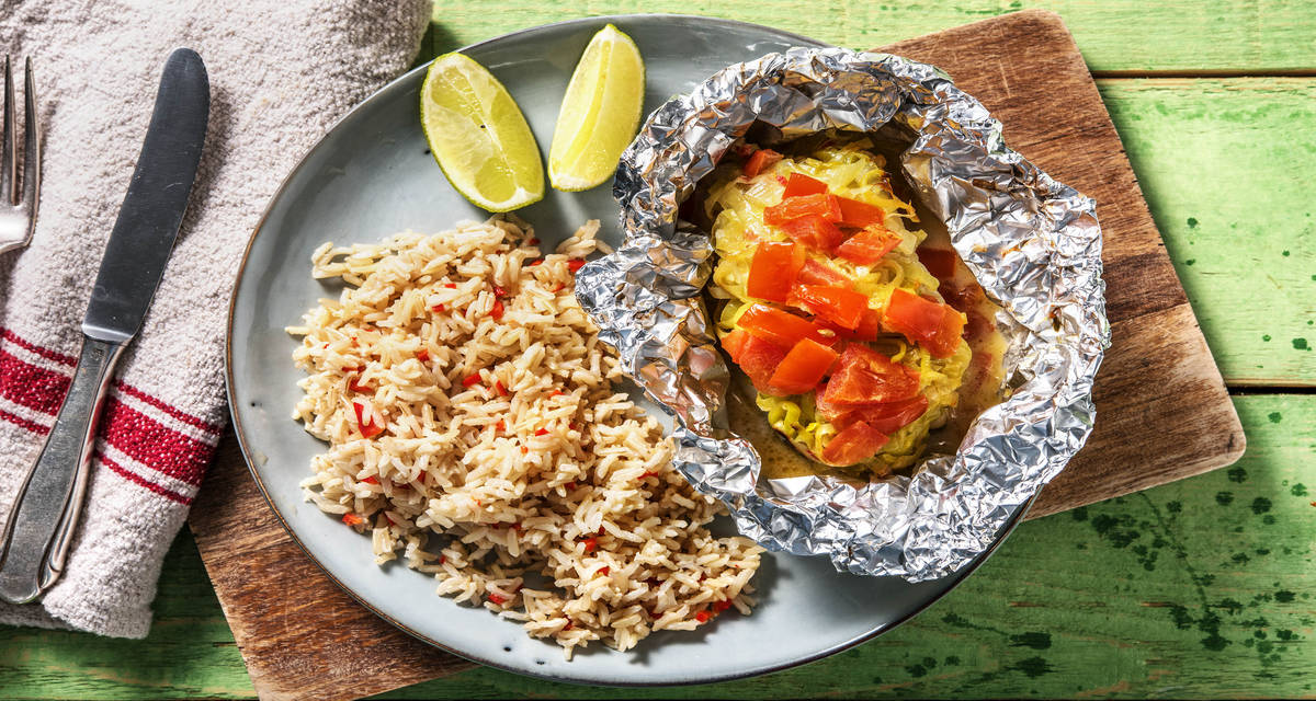 Papillote de poisson au poireau et à la tomate Avec du riz gluant à la noix de coco