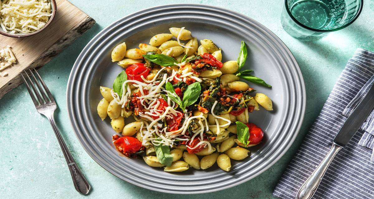 Conchiglie fraîches et sauce tomates Aux épinards et aux lardons