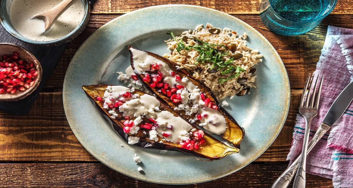 Aubergine rôtie et riz aux graines Garnie de graines grenade et de feta