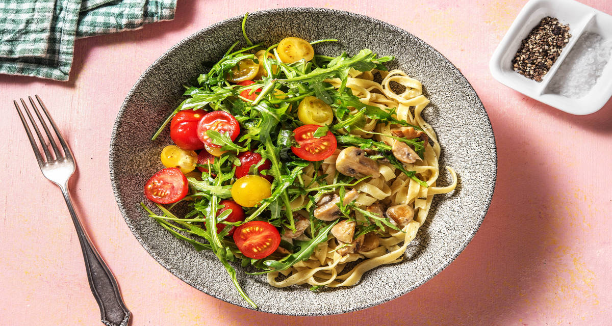 Tagliatelle fraîches et sauce aux champignons Accompagnées d’une salade de tomates colorées