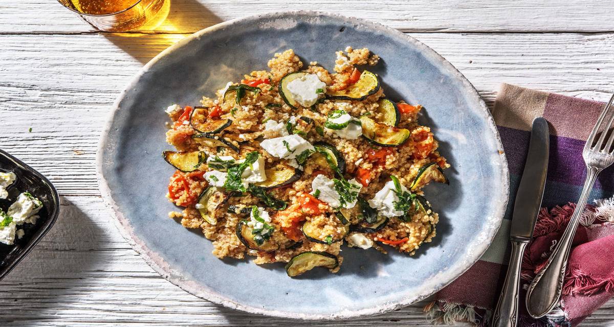 Quinoa à la feta marinée Avec des tomates cerises et courgettes rôties