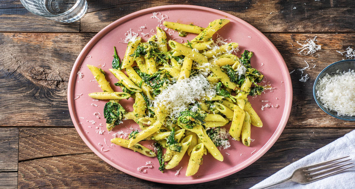 Penne et sauce pesto aux épinards Préparées avec du pesto vert et du piment rouge