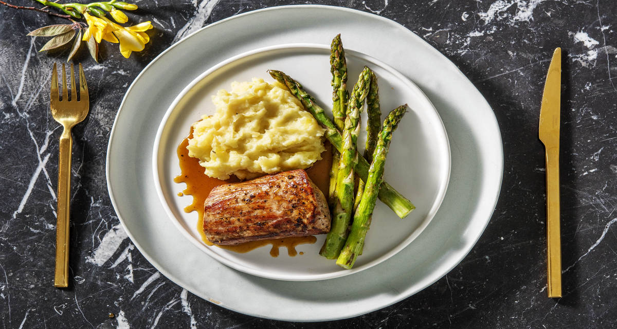Filet mignon avec sa sauce au miel et à l'orange Accompagné d'asperges vertes et d'une purée de betteraves jaunes et de pommes de terre
