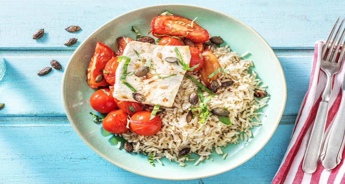 Plat grec végétarien à la feta et aux tomates à l'ail Garni de câpres et de graines de courge