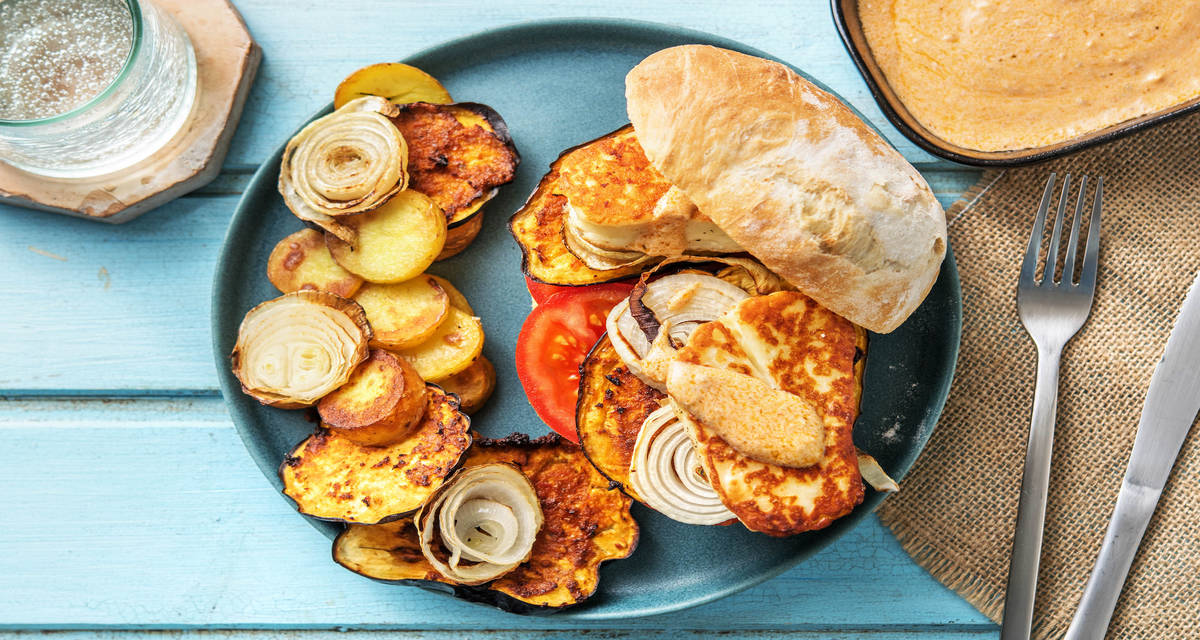Burger de halloumi Garni avec de l’aubergine et du pesto de poivron
