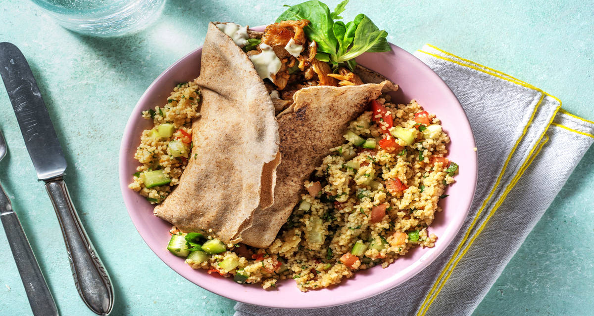 Shawarma de poulet et salade de couscous Accompagné d'un pain plat et d'une sauce à l'ail
