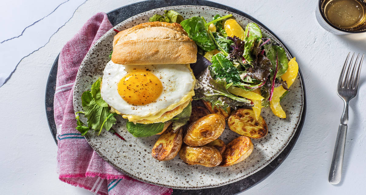 Burger végétarien, œuf au plat et sauce miel et moutarde Servi avec des pommes de terre rissolées et une salade verte