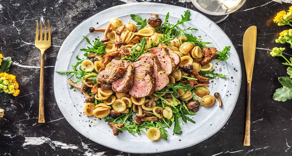 Filet mignon de porc et sauce aux champignons Avec des orecchiette et de la roquette
