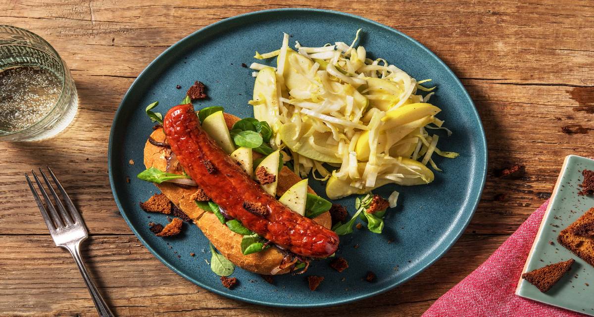 Hot-dog au fromage de Chimay Accompagné d’une salade d'endives et des morceaux de pain d’épices