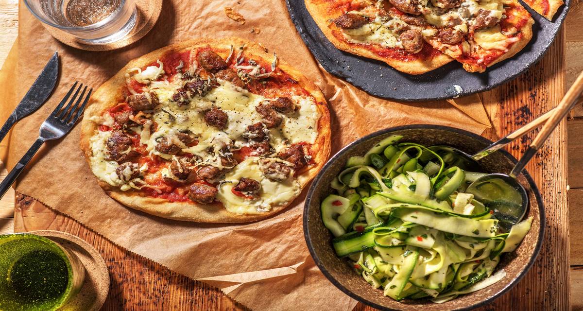 Pizza sur naan aux merguez, à la ricotta et à la sauge Accompagnée d’une salade de courgettes