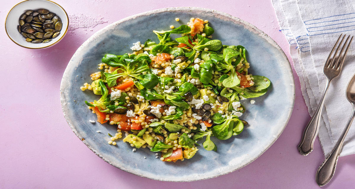 Salade de couscous perlé à l’avocat et à la feta Avec de la tomate, du citron vert et de la coriandre