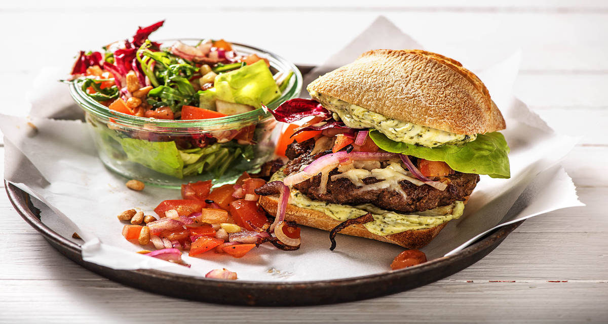 Burger à l'italienne Servi avec une salsa aux tomates et un mélange de salades
