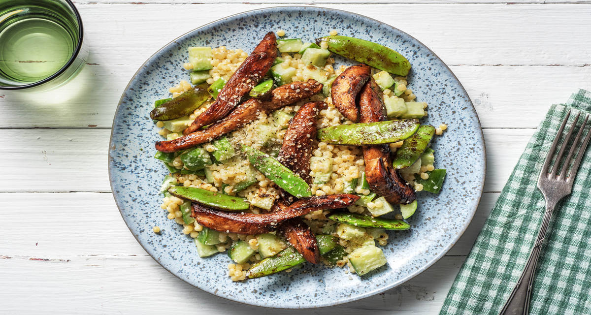 Salade de couscous perlé au poulet mariné Avec des pois mange-tout et du gomasio