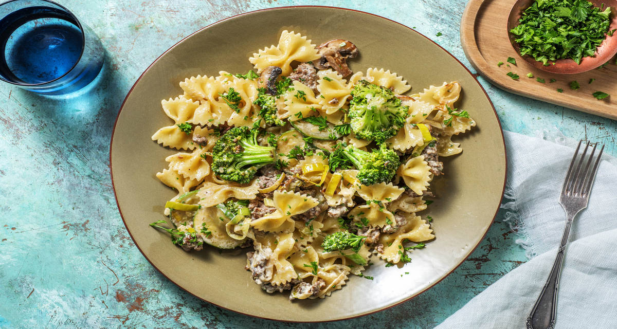 Farfalle au bœuf haché et aux légumes Préparées avec du mascarpone fondant et du paprika