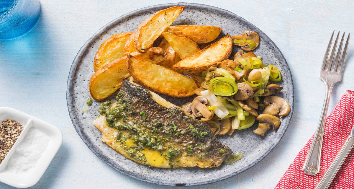 Filet de bar frit au beurre de sauge maître d’hôtel avec du poireau, des champignons et pommes de terre au curie