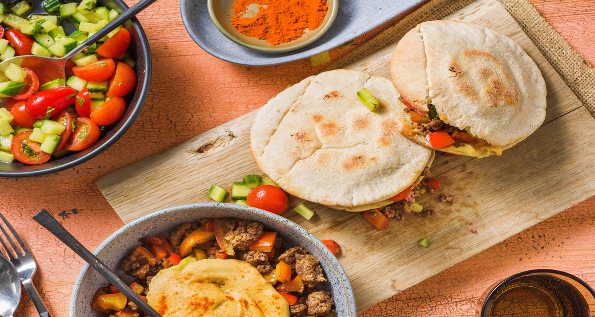 Bœuf haché à l’orientale et houmous Accompagné de pain pita et d’une salade de tomates et concombres