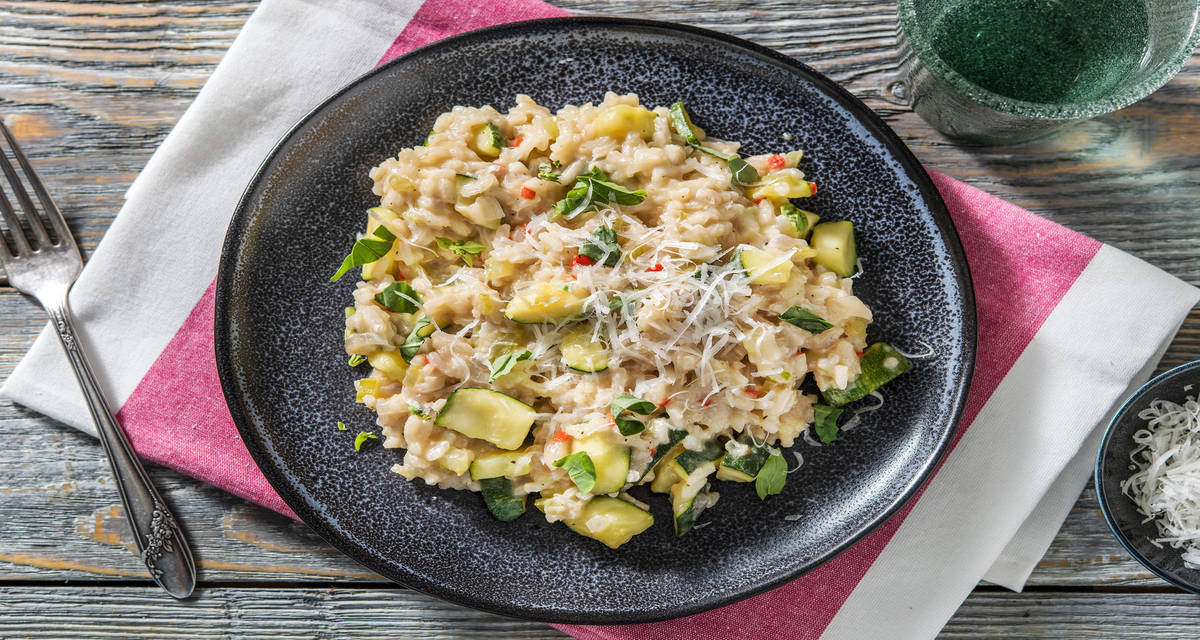 Risotto à la courgette et mozzarelle Avec du céleri-branche et du basilic frais