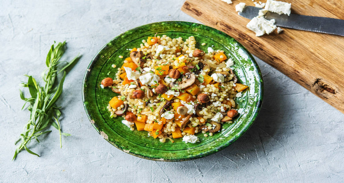Couscous perlé à la courge et aux champignons Garni de noisettes, de feta et d’estragon