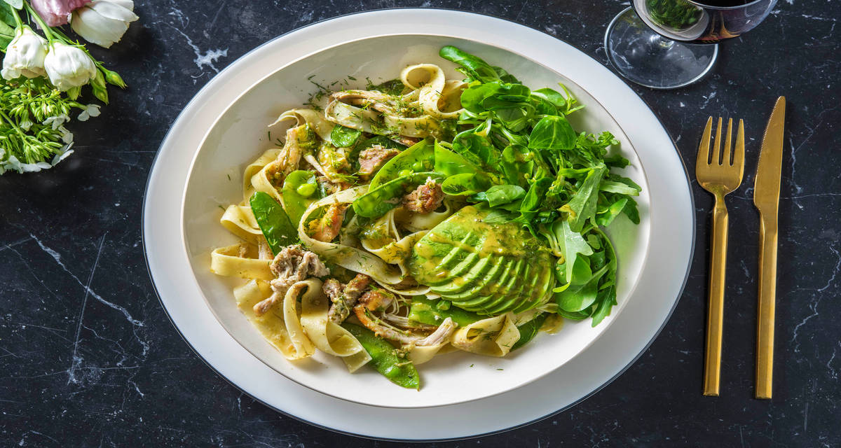 Fraîches parpadelle au poulet confit Servies avec des pois mange-tout, de l'avocat et une vinaigrette à l'aneth