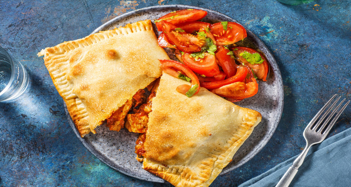 Empanada de poulet et cheddar Accompagné d'une salade de tomates et coriande