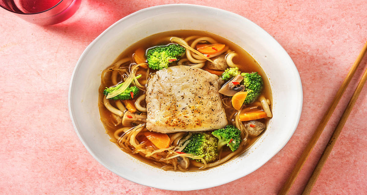 Ramen au filet d'aiglefin Préparé avec des nouilles udon, du chou pointu et du brocoli